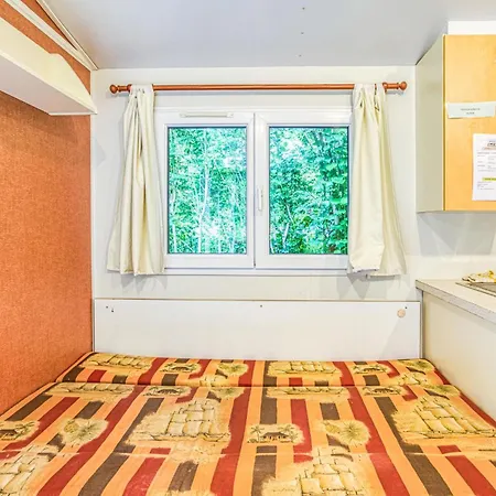 Pet Friendly Stacaravan In Conques-en-rouergues キャンプ場 *
